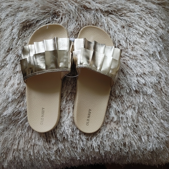 Gorgeous Metallic Gold Ruffle Slides - Picture 3 of 3